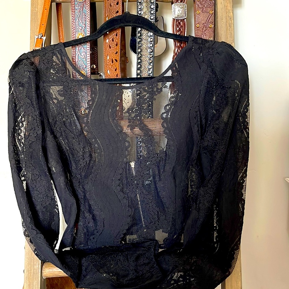Lace long sleeve crop top